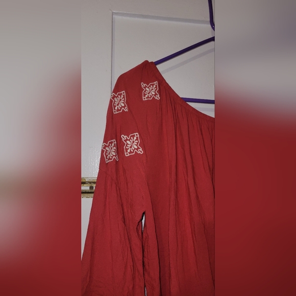 Ariat red embroidered bell sleeve top western size M - Picture 5 of 8